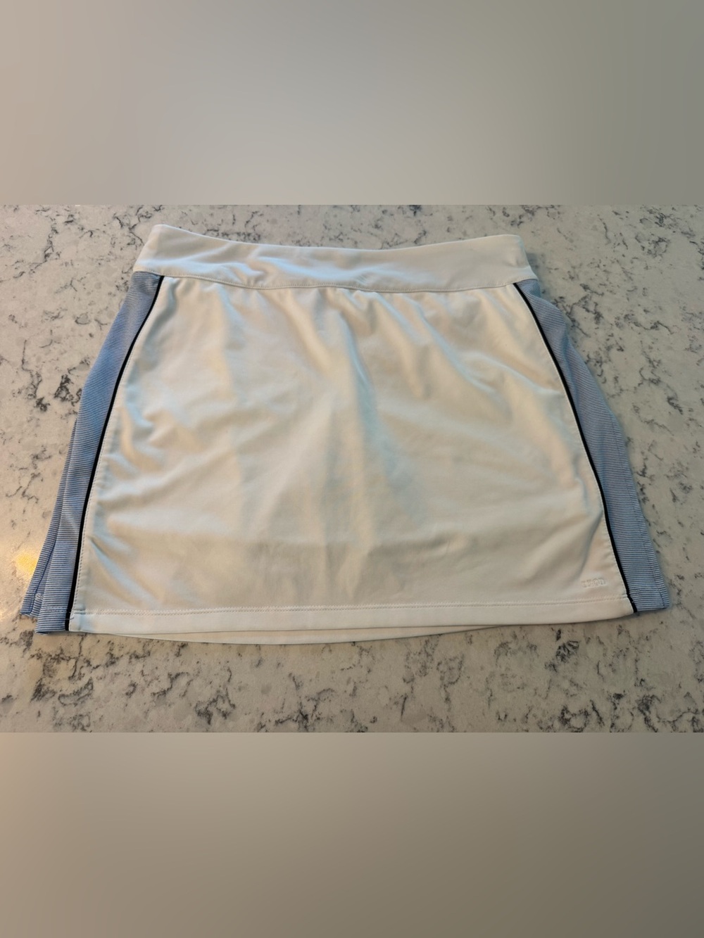 Izod White Athletic Skort with Light Blue Stripe Side Panels Size Women’s Small